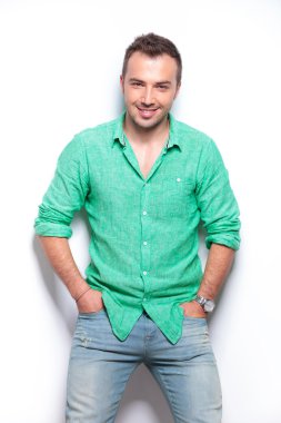 Elleri ceplerinde Casual adam