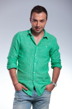 Casual adam cebinde iki eliyle