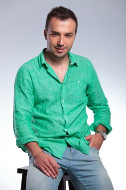 Casual adam elini cebine oturmuş