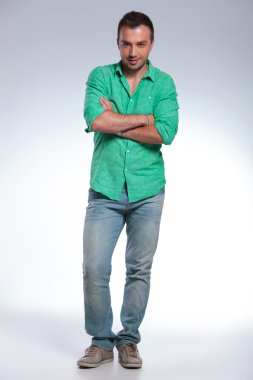 Casual adam çapraz kolları ile bakıyor