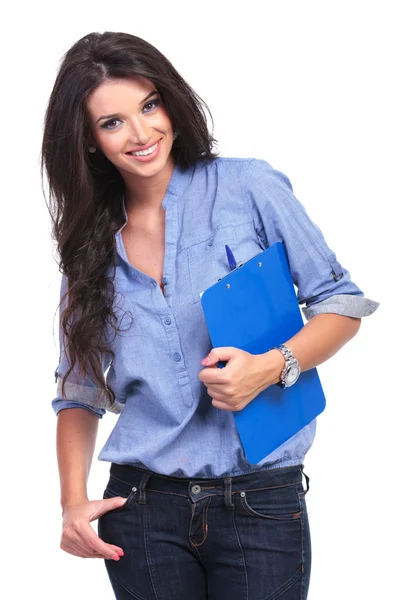 Casual woman smiles with clipboard in hand — Stock Photo, Image