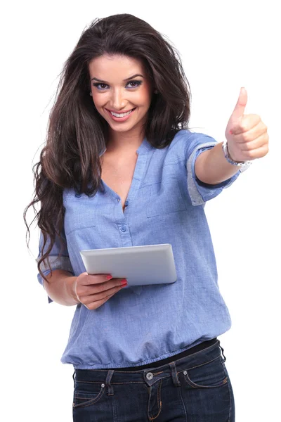 başparmak ile tablet Casual kadın ortaya çıktı