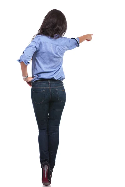 Achterzijde van een casual woman wijzend weg — Stockfoto