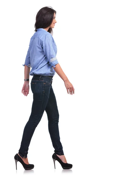 Casual kadın kamera önünde yürür — Stok fotoğraf