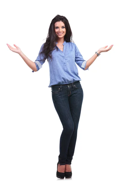 Casual vrouw verwelkomen u met een glimlach — Stockfoto