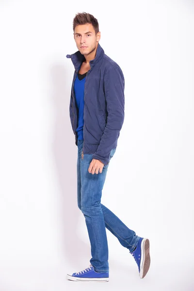 Vista lateral de un hombre casual en jeans y chaqueta — Foto de Stock