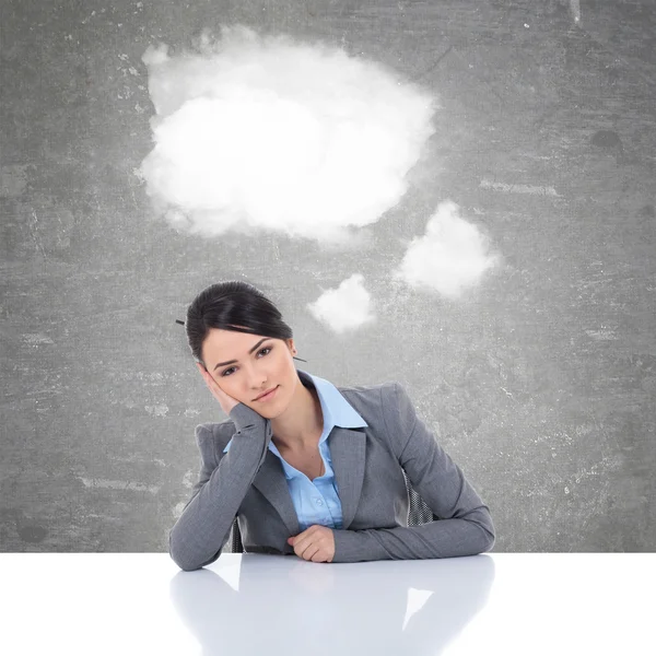 Mujer de negocios en su escritorio con nubes como burbuja de habla —  Fotos de Stock