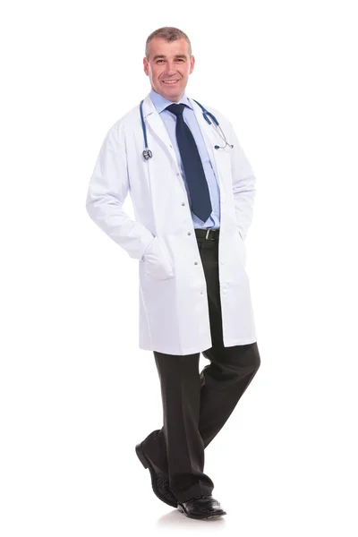 Médico maduro relaxado em um fundo branco — Fotografia de Stock