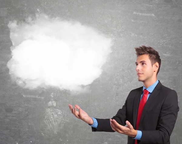 Hombre de negocios sosteniendo una nube en sus manos — Foto de Stock