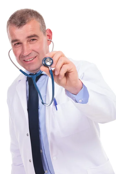 Velho médico sorrindo com seu estetoscópio em seus ouvidos — Fotografia de Stock