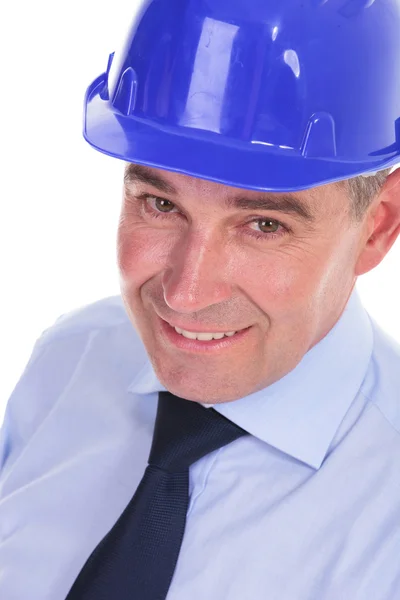 Close-up van een senior bussines man met een blauwe helm — Stockfoto