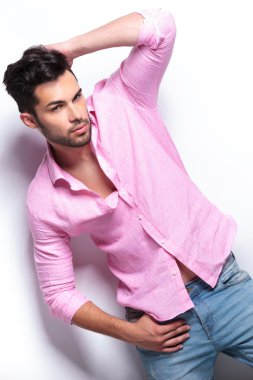 genç moda erkek pozlar ile kafasına el