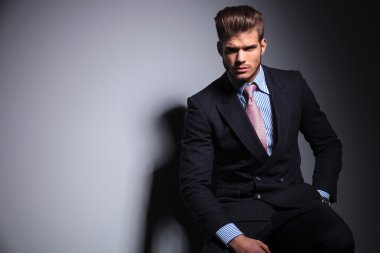 takım elbise ve kravat moda iş adam oturuyor