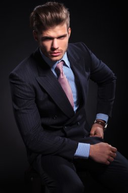 oturup rahat moda iş adamı