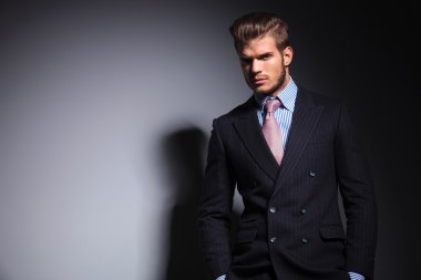 rahat genç moda erkek takım elbise ve kravat
