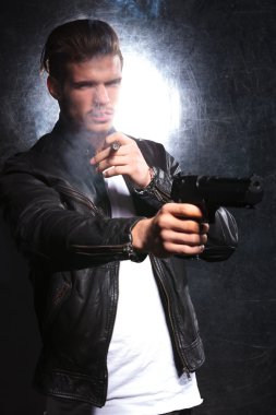 katil silahını uzakta iken yasaktır işaret