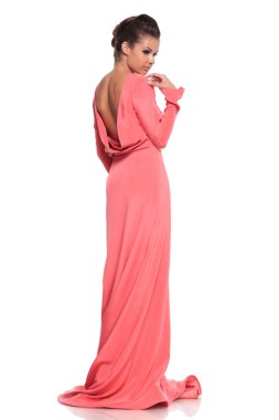 Arkadan Görünüm pembe elbise, genç bir kadın