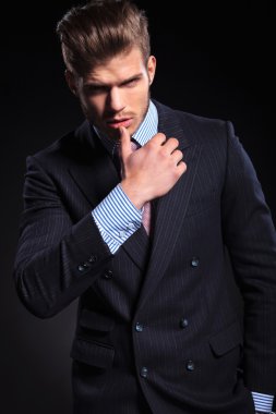 moda iş adamı kışkırtıcı bir poz
