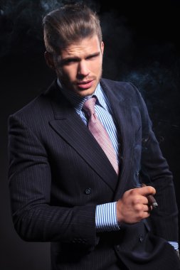 Sigara genç iş adamı