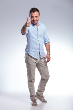 Casual adam başparmak yukarı işareti gösterir