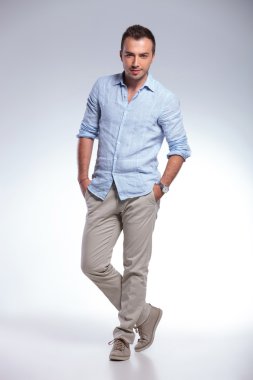 Casual adam ellerini ceplerine bakar