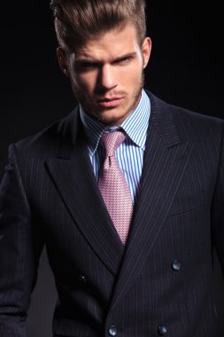 ciddi genç moda iş adamı portresi
