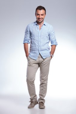 Elleri ceplerinde Casual adam