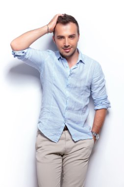 casual adam saçını sabitleme