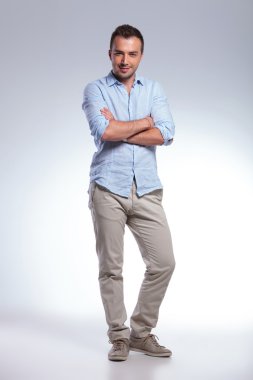 Casual adam çapraz kolları olan