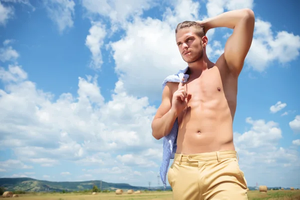 Topless man outdoor with hand in hair looks away — Stock Photo, Image