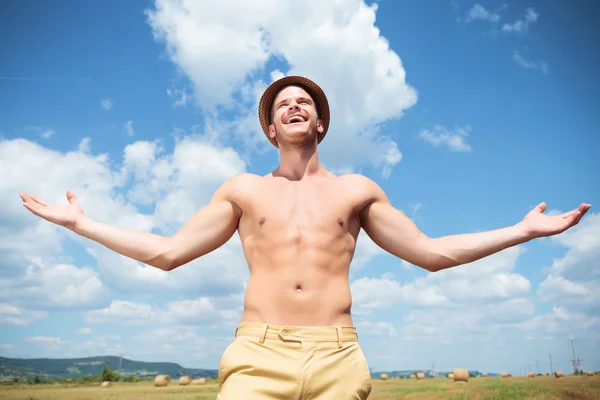 Topless homem rindo ao ar livre com os braços abertos — Fotografia de Stock