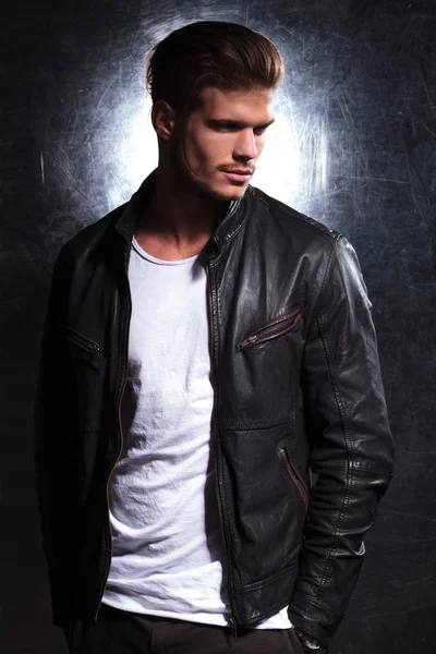 gülümseyen moda erkek deri ceket