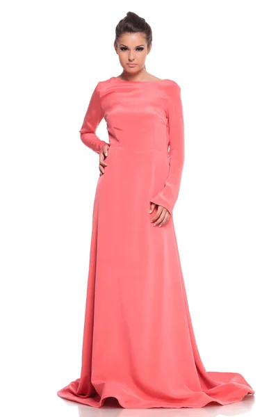 Світська пані у постановці рожеві сукні핑크 드레스 포즈에 패션 여자 — 스톡 사진