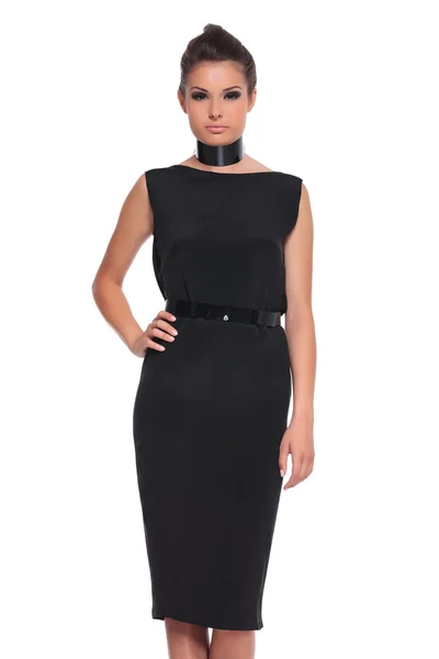 Junge Modefrau im schwarzen Kleid — Stockfoto