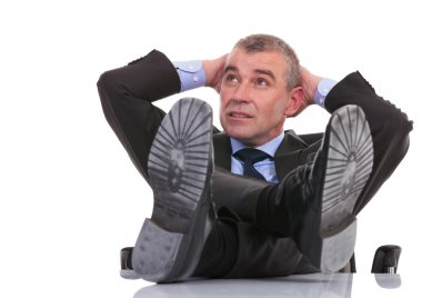 iş adamı ile masa üzerinde ayak uzakta görünüyor