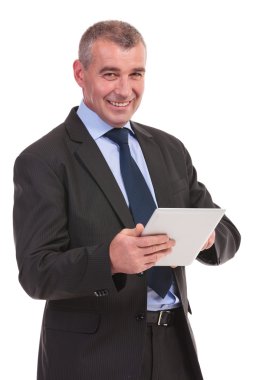 iş adamı tablet üzerinde çalışan