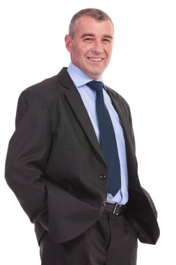 iş adam gülümsüyor ceplerinde iki eliyle