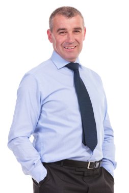 iş adam gülümsüyor elleri ceplerinde