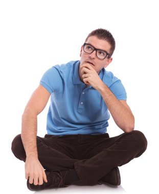 oturmuş casual adam uzakta ikindilerde görünüyor