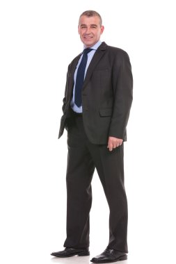 iş adamı bir eli cebinde tutuyor.