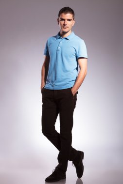 Casual adam iki elle ceplerinde bakıyor