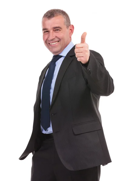 Affärsman med tummen upp och handen i fickan — Stockfoto