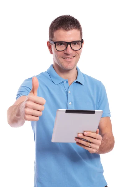 Casual man with tablet shows thumb up — Stock Photo, Image