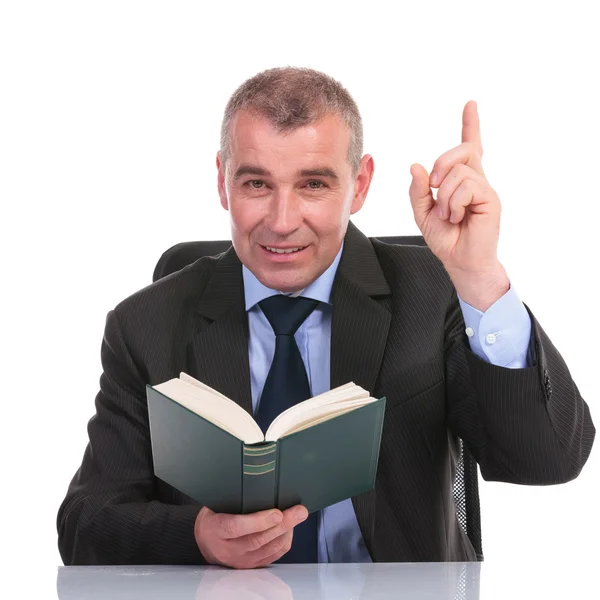 Obchodní muž s knihou směřující nahoru — Stock fotografie