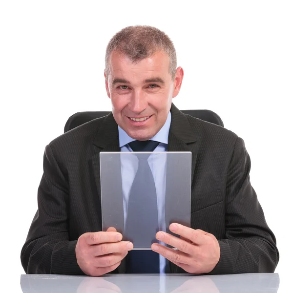 Geschäftsmann hält in seinem Büro eine transparente Platte — Stockfoto