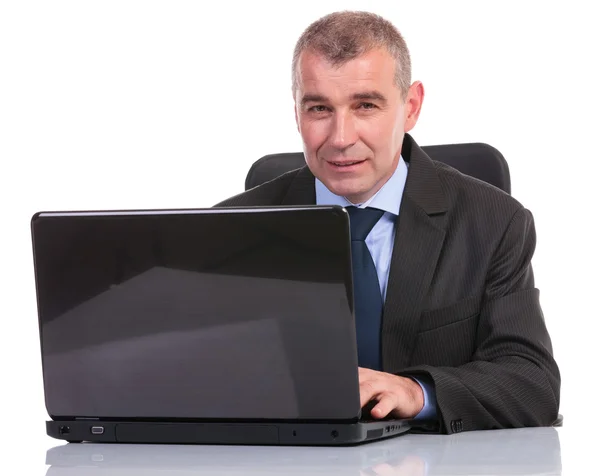 Uomo d'affari lavora sul computer portatile e ti guarda — Foto Stock