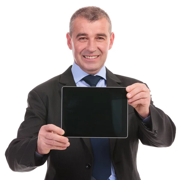 Geschäftsmann präsentiert ein Tablet — Stockfoto