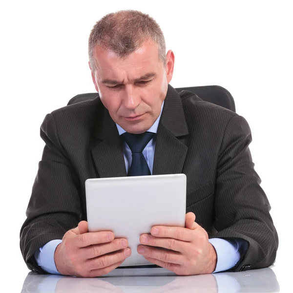 Uomo d'affari guardando concentrato al suo tablet — Foto Stock