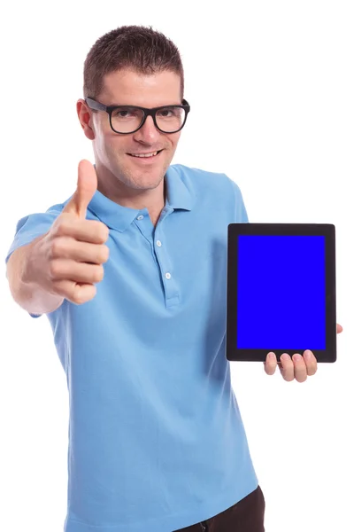 Casual man presenteert een tablet en toont de duim omhoog gebaar — Stockfoto