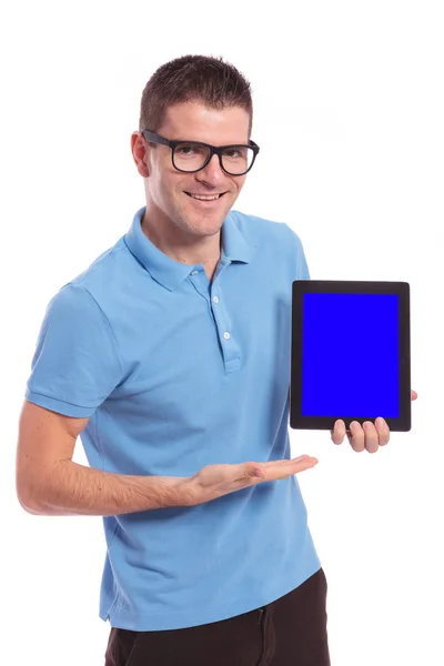 Homem casual apresenta seu tablet com tela azul — Fotografia de Stock